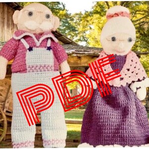 Peut inclure: Un couple de poupées en crochet, un homme et une femme, habillés de vêtements roses et violets. L'homme porte un pull rose, une salopette blanche et un chapeau blanc. La femme porte une robe violette, un châle rose et un chapeau blanc.