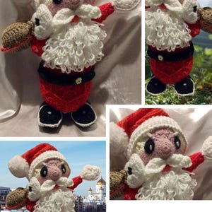 Könnte beinhalten: Eine gehäkelte Weihnachtsmann-Puppe mit rotem Anzug, weißem lockigem Bart, passender Mütze mit weißem Bommel, schwarzen Stiefeln und einem braunen Sack. Die Puppe hat ein rosafarbenes Gesicht mit schwarzen Augen und weißem Schnurrbart. Text FORMAT PDF.