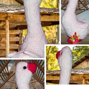 Amigurumi, gehäkeltes Plüschmodell einer weißen Gans (afrikanische Blumen), kleine Häkelmotive im afrikanischen Blumenstil