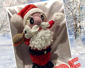 Amigurumi, modello bambola in peluche di Babbo Natale, all'uncinetto (piccoli motivi floreali africani) + 1 articolo in regalo a sorpresa in formato PDF.