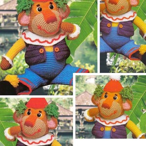 Könnte beinhalten: Eine gehäkelte Affen-Clown-Puppe, die einen rot-weißen Hut, eine blaue Latzhose und eine lila Weste trägt. Die Puppe hat grünes Haar und ein lächelndes Gesicht.