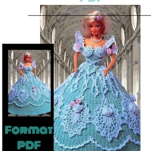 Peut inclure: Une poupée vêtue d'une robe crochetée bleu clair avec des détails de dentelle blanche et des roses roses. La robe présente un motif détaillé et est proposée au format PDF. Le texte "PATTERN PDF" et "FORMAT PDF" est également visible.