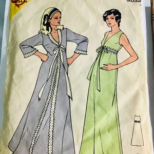 Può includere: Una busta per cartamodelli vintage intitolata Super Simple Patron Modele 4032. L'illustrazione mostra due abiti lunghi fino ai piedi: una vestaglia grigia con bordo in pizzo bianco e un abito verde chiaro senza maniche con laccio in vita.