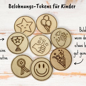 Könnte beinhalten: Satz mit acht Holz-Belohnungstoken für Kinder, mit verschiedenen Designs, darunter ein Stern, eine Trophäe, Daumen hoch, klatschende Hände, Ballons, ein Smiley, eine Schleife und Konfetti. Der Text "Belohnung wenn dein Kind etwas besonders gut gemacht hat" ist auf dem weißen Holzgrund geschrieben.