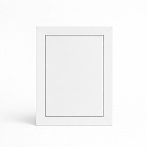 Op de afbeelding: Een rechthoekige witte fotolijst met een strak, minimalistisch design. De lijst heeft een eenvoudig, plat profiel en een witte afwerking. De lijst is leeg, klaar om een foto of kunstwerk weer te geven.