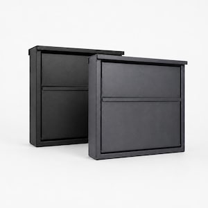 Könnte beinhalten: Zwei mattschwarze Wandbriefkästen. Jeder Briefkasten hat eine rechteckige Form mit einem horizontalen Balken auf der Vorderseite. Die Briefkästen sind vor einem weißen Hintergrund platziert. Das Design ist modern und minimalistisch.