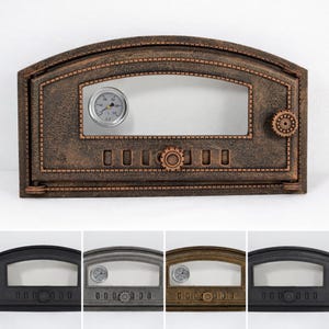 Peut inclure: Une porte de four de style rustique avec une finition bronze, dotée d'une fenêtre en verre rectangulaire et d'un thermomètre circulaire. La porte comporte des accents décoratifs en forme de roue dentée et une poignée. En dessous, trois autres options de couleurs : noir, gris et bronze.