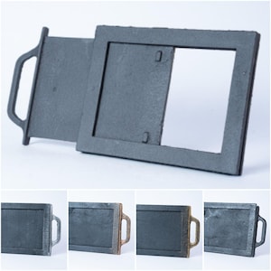 Op de afbeelding: Een donkergrijze gietijzeren bakplaat met een rechthoekig frame en een handvat. De bakplaat heeft een schuifdeur en is ontworpen om te koken. De afbeelding toont de bakplaat ook in verschillende kleuren.