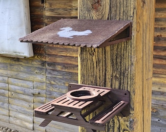 Squirrel Feeder Picnic Table with Jute Roof – Custom Colors & White Squirrel Design