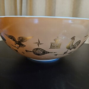 Vintage Pyrex Early American Bowl in Tan and Gold