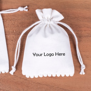 Pochette en coton blanc, Sac à cordon personnalisé, Petite pochette pour pièces de monnaie en coton, Pochette à pompon à fond blanc, Pochette pour cadeaux de mariage, Pochette personnalisée