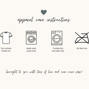 Peut inclure: Instructions d'entretien des v&ecirc;tements avec des ic&ocirc;nes pour retourner l'article &agrave; l'envers, laver &agrave; froid, s&eacute;cher en machine &agrave; basse temp&eacute;rature et ne pas repasser. Le texte "brought to you with tons of love and even more sass!" est en bas de l'image.