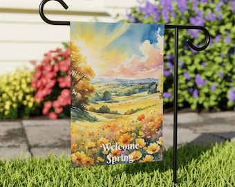 Puede incluir: Una bandera de jardín de acuarela con una escena de paisaje de colinas onduladas y un campo de flores amarillas. El texto "Welcome Spring" está impreso en la bandera.