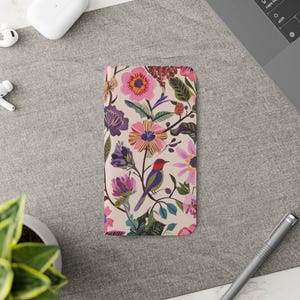 Funda tipo libro de piel vegana con diseño floral, diseño de pájaros y flores, para iPhone 16, 15, 14, 13 y 12, Samsung Galaxy S24, S23, S22 y S21, con diseño botánico.
