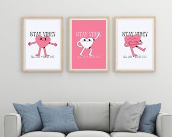 Impresión de pared para cocina, dormitorio, baño, salón, oficina. Conjunto de 3. Descarga digital de dibujos animados de estilo vintage, trío de impresión 'Stay Vibey'.