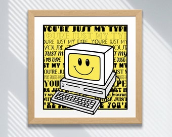 Impresión de pared para cocina, dormitorio, baño, salón. Descarga digital de dibujos animados de estilo vintage amarillo 'Just My Type', decoración retro del hogar.