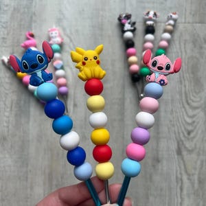 Op de afbeelding: Set van drie keramische mokken met een gespikkelde, matte afwerking. De mokken zijn in crème, lichtgrijs en donkergrijs. Elke mok heeft een eenvoudig, minimalistisch ontwerp, perfect voor koffie of thee.