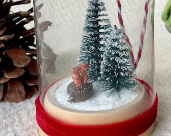 Décoration de Noël - écureuil sous cloche en verre - suspension pour sapin