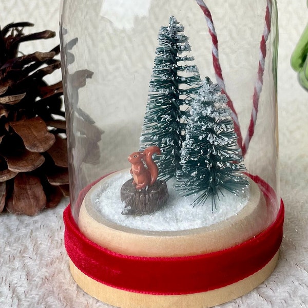 Décoration de Noël - écureuil sous cloche en verre - suspension pour sapin