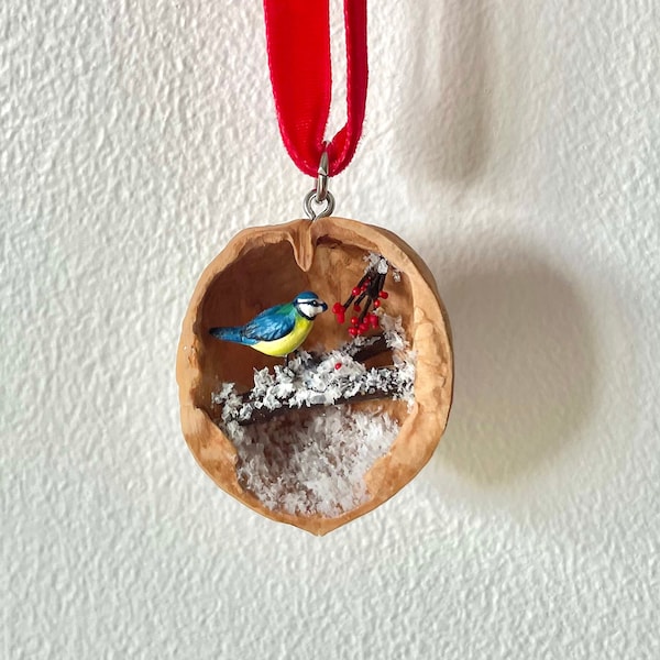 Décoration de Noël originale - figurine miniature dans une noix - suspension pour sapin