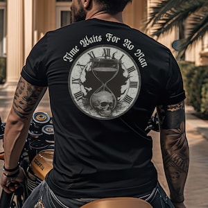 Pu&ograve; includere: Maglietta nera con una grafica di una clessidra e un teschio con il testo "Time Waits For No Man".