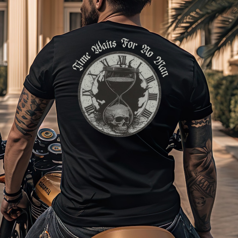 Pu&ograve; includere: Maglietta nera con una grafica di una clessidra e un teschio con il testo "Time Waits For No Man".