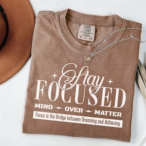 Stay Focused SVG: Projekt koszulki na siłownię, motywacyjny PNG (pobieranie cyfrowe)