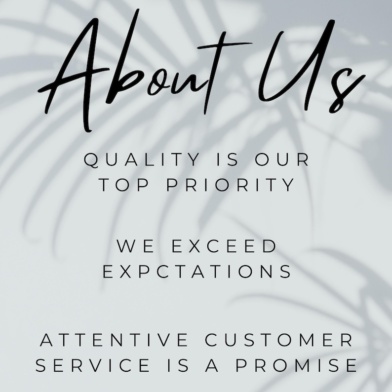 Pu&ograve; includere: Testo sovrapposto su uno sfondo bianco con ombre di foglie. Il testo recita "About Us", "Quality is our top priority", "We exceed expectations" e "Attentive customer service is a promise."