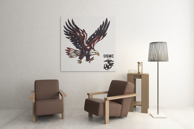 Pu&ograve; includere: Una stampa su tela con un'aquila calva americana con il design della bandiera americana sulle ali. L'aquila sta volando con le ali spiegate. La stampa include anche il logo USMC con le parole "USMC" sopra. La stampa &egrave; appesa a un muro bianco sopra un divano marrone.