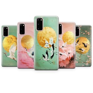 Peut inclure: Ensemble de cinq coques de t&eacute;l&eacute;phone avec un design d'inspiration japonaise avec une lune dor&eacute;e et des grues volantes. Les coques sont disponibles dans une vari&eacute;t&eacute; de couleurs, notamment le vert, le rose et le bleu.