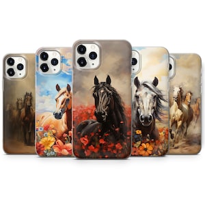 Pode incluir: Uma coleção de cinco capas de telemóvel com representações artísticas de cavalos. As capas mostram várias cenas, incluindo cavalos em campos de flores e a correr em grupo. A paleta de cores inclui tons terrosos, com toques de vermelho, azul e amarelo.