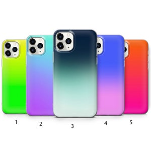 Pode incluir: Cinco capas de telefone diferentes com um design degradê. As capas são nas cores verde, roxo, azul, rosa e vermelho.