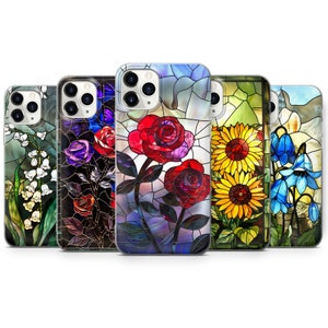 Peut inclure: Cinq étuis pour iPhone différents avec des motifs de vitraux représentant des fleurs. Les motifs comprennent des lys, des roses, des tournesols et des campanules.