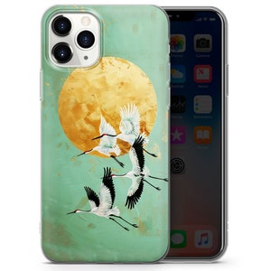 Peut inclure: Une coque de t&eacute;l&eacute;phone transparente avec un motif de grues blanches volant devant une lune dor&eacute;e sur un fond vert.