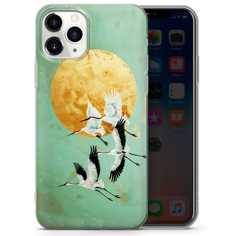 Peut inclure: Une coque de t&eacute;l&eacute;phone transparente avec un motif de grues blanches volant devant une lune dor&eacute;e sur un fond vert.