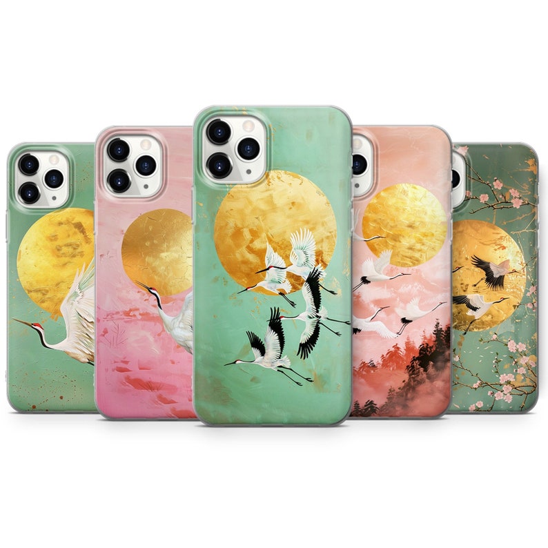 Peut inclure: Ensemble de cinq coques de t&eacute;l&eacute;phone avec un design d'inspiration japonaise avec une lune dor&eacute;e et des grues blanches volant sur un fond vert, rose ou bleu.
