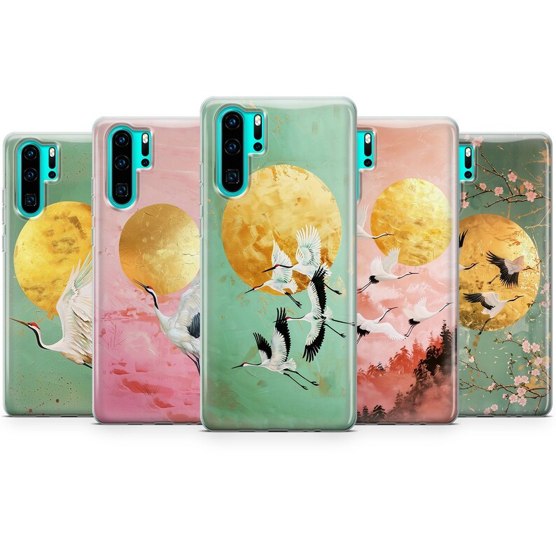 Peut inclure: Cinq &eacute;tuis de t&eacute;l&eacute;phone diff&eacute;rents avec un design d'inspiration japonaise repr&eacute;sentant une lune dor&eacute;e et des grues blanches volant devant elle. Les &eacute;tuis ont un fond vert, rose et bleu.