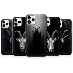 Può includere: Set di cinque custodie per telefono con un design in bianco e nero con una testa di capra e una figura incappucciata. Le custodie sono trasparenti e mostrano l'obiettivo della fotocamera del telefono.