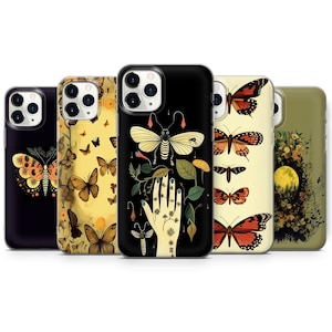 Op de afbeelding: Set van zes iPhone-hoesjes met verschillende ontwerpen met vlinders, motten en andere insecten. De hoesjes zijn allemaal zwart, wit en geel met een verscheidenheid aan kleuren en patronen.