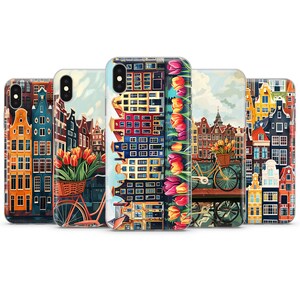 Peut inclure: Quatre coques de téléphone avec des images colorées d'Amsterdam, aux Pays-Bas. Chaque coque présente une scène différente de la ville, notamment des canaux, des maisons, des vélos et des fleurs.