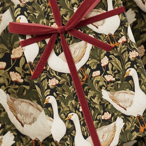 Carta da regalo con oche - Collezione natalizia, ispirata a William Morris, regalo di alta qualità, regalo festivo, design vintage, carta da regalo per le feste
