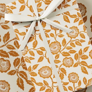 Inpakpapier met blokprint - premium cadeauverpakking, collectie blokprint, bloemen, ambachtelijk ontwerp, verjaardagscadeau, oranje en wit