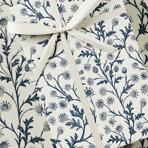 Carta da regalo con cardi - Confezione regalo premium, Collezione con stampa a blocchi, Design floreale, artigianale, Regalo di compleanno, Blu e Beige