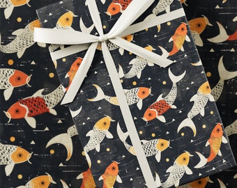 Könnte beinhalten: Eine schwarze und weiße Geschenkpapier mit einem sich wiederholenden Muster aus orangefarbenen und weißen Koi-Fischen. Das Geschenkpapier ist mit einem weißen Band gebunden.