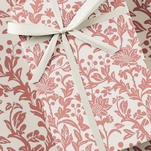Carta da regalo con stampa a blocchi - Confezione regalo premium, Collezione con stampa a blocchi, Motivo floreale, Design artigianale, Regalo di compleanno, Rosa e bianco sporco