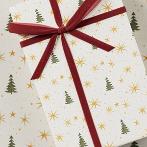 Carta da regalo con stelle dorate e pini - Carta da regalo di alta qualità, collezione natalizia, regalo festivo, design con stampa a blocchi, carta da regalo per le feste