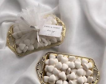 Bandeja de lujo para recuerdos de boda: caramelos blancos en forma de corazón o almendras – Recuerdo de boda personalizado – Elegante bandeja dorada para bombones – Recuerdo para despedida de soltera