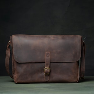 Handgemaakte leren messengerbag – Gepersonaliseerde vintage bruine schoudertas, crossbody werktas met laptopvak