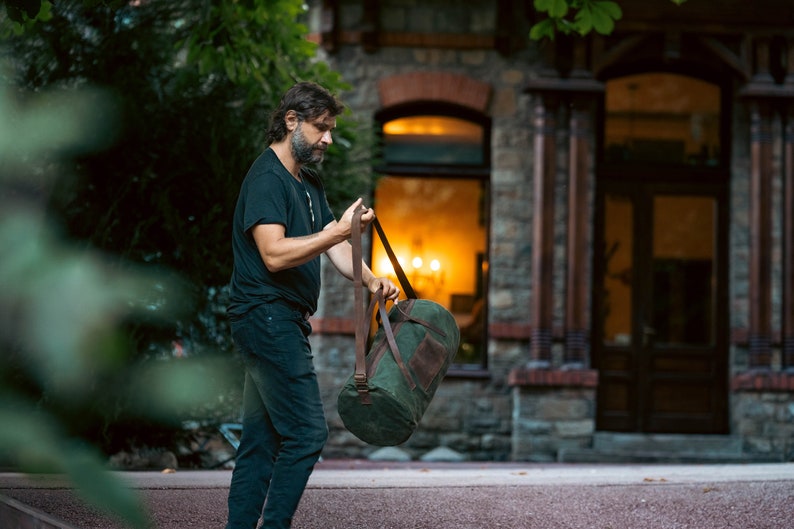 Man carrying a shoulder bag for sports