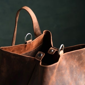 The closure of a duffel bag made of leather